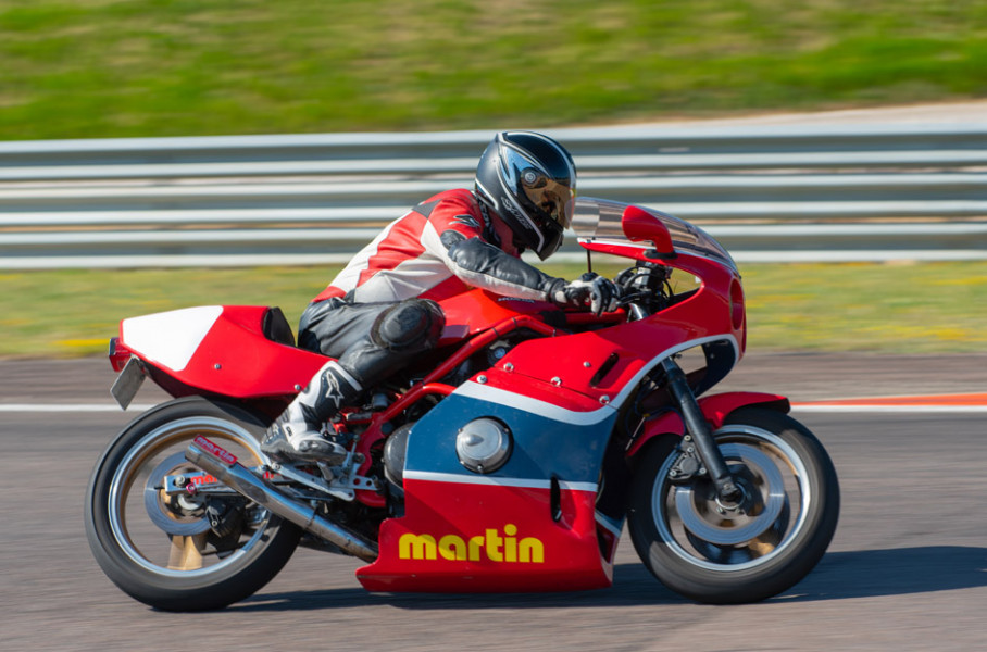 Martin Honda
Martin Honda am Coupes Moto Legende in Dijon-Prenois 2019
Schlüsselwörter: Martin Honda Spezialrahmen Spezialfahrwerk Cafe Racer