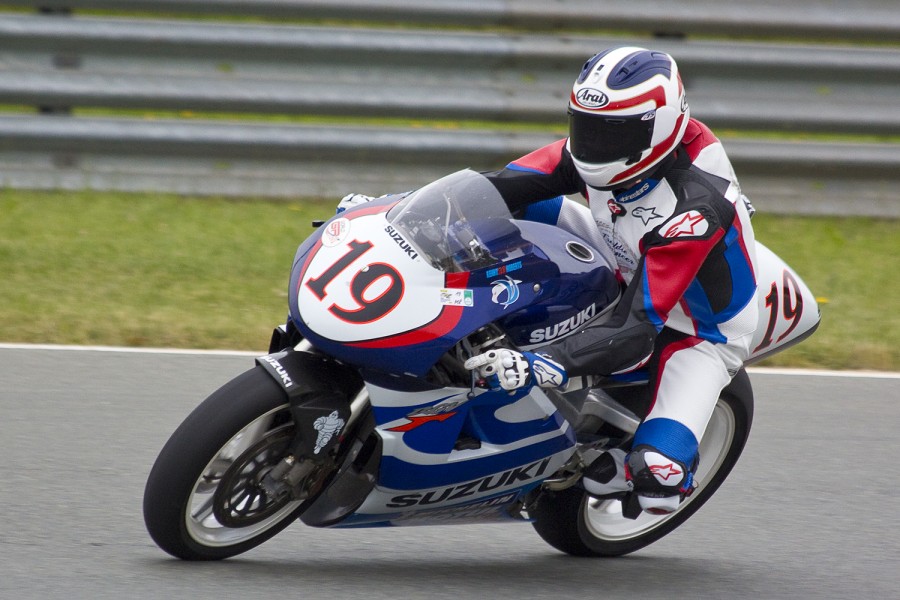 Freddie Spencer / USA / Suzuki / RGV XR89 / 1999
Mehr Fotos von den Sachsenring Classics gibts hier 
https://www.flickr.com/photos/96369108@N08/albums/72157675982526604
