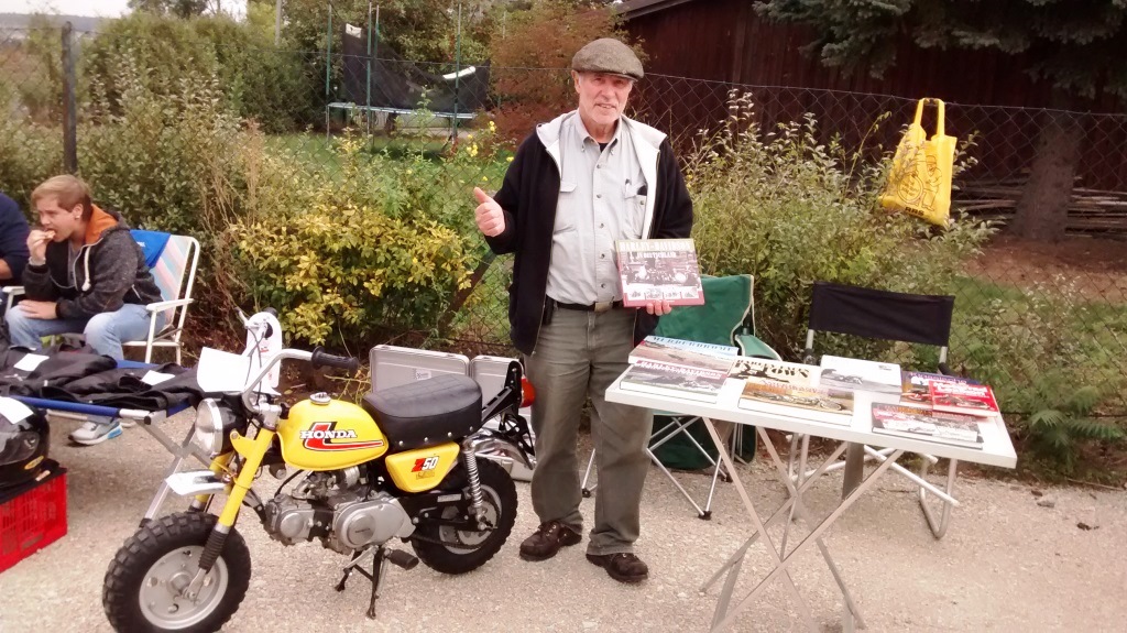 Der Egbert Eschenbach präsentierte seine selbst geschriebenen Motorrad- Bücher und seine unverkäufliche,
originale Monkey
