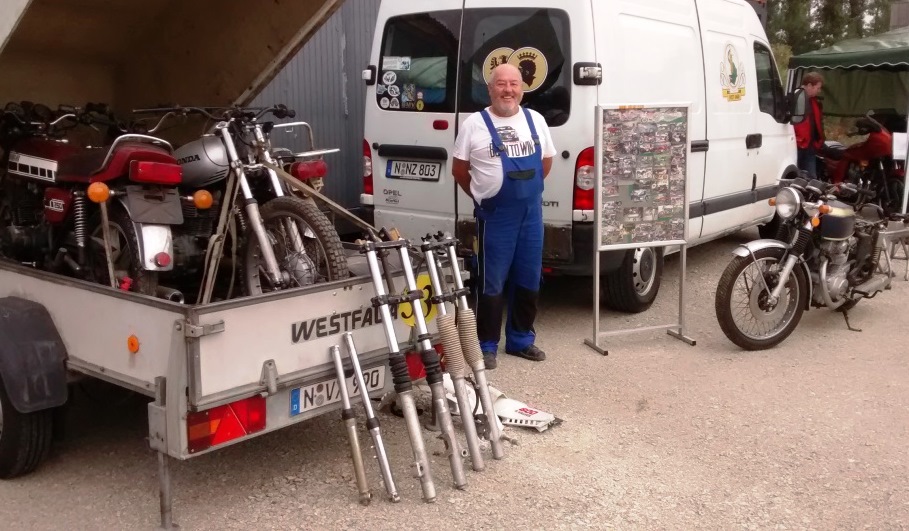 Karlheinz Geislinger an seinem Stand
