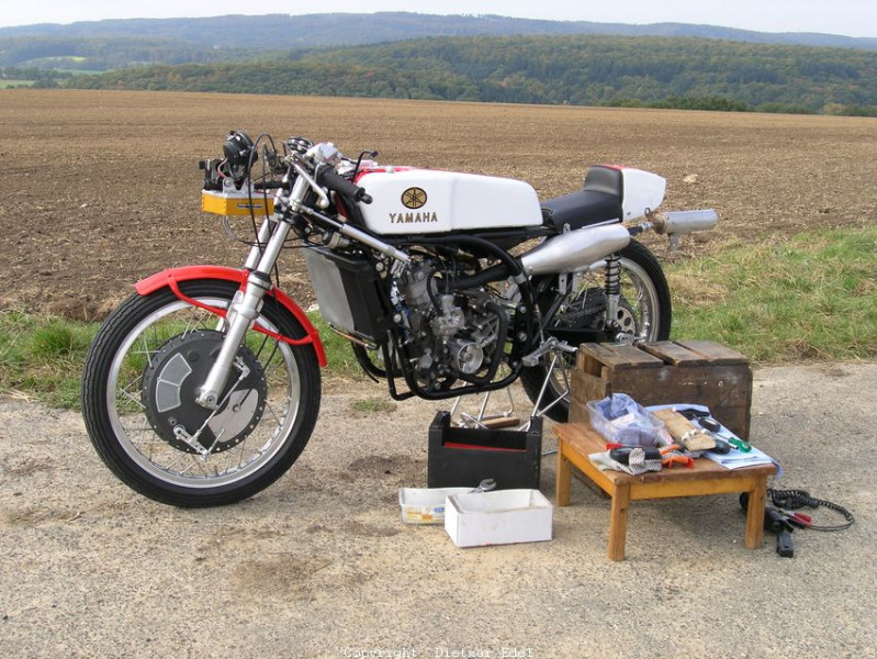  "Einstellfahrt" mit der Yamaha RD 05 A auf einem landwirtschaftlichen Weg durch E. Finke 
