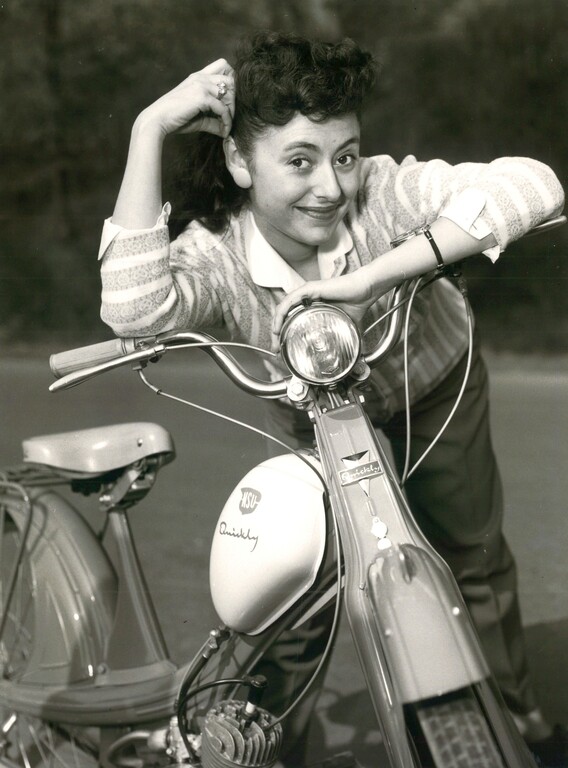 Between 1953 and 1955, more than 50 VIPs and celebrities were photographed with the NSU Quickly – here: Catharina Valente, 1955.