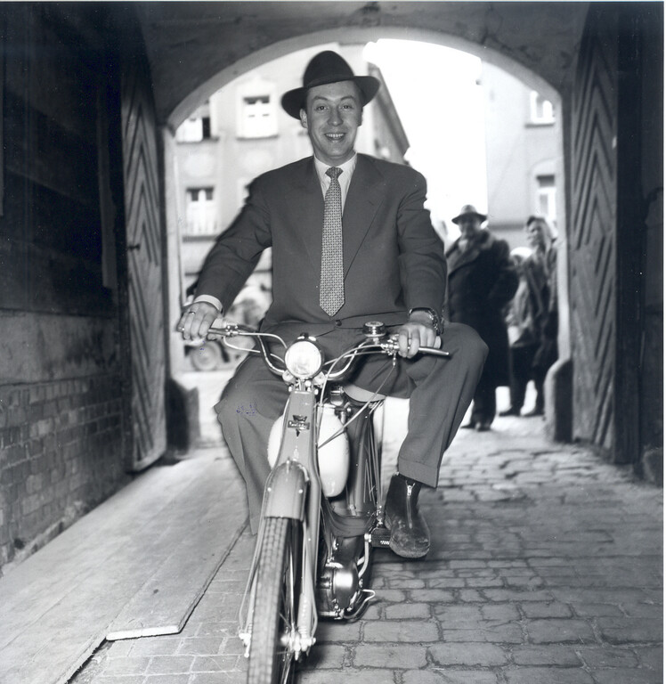 Between 1953 and 1955, more than 50 VIPs and celebrities were photographed with the NSU Quickly – here: Peter Alexander.