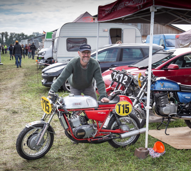 Maico MD125RSc - Boesenbiesen 2024
Gilles ANSELM mit eine 1969' MAICO MD125 modifiziert by Peter SCHULTZ. MC125 Gehäuse und RS Zylinder.
Schlüsselwörter: MAICO MD 125 RS Cafe Racer